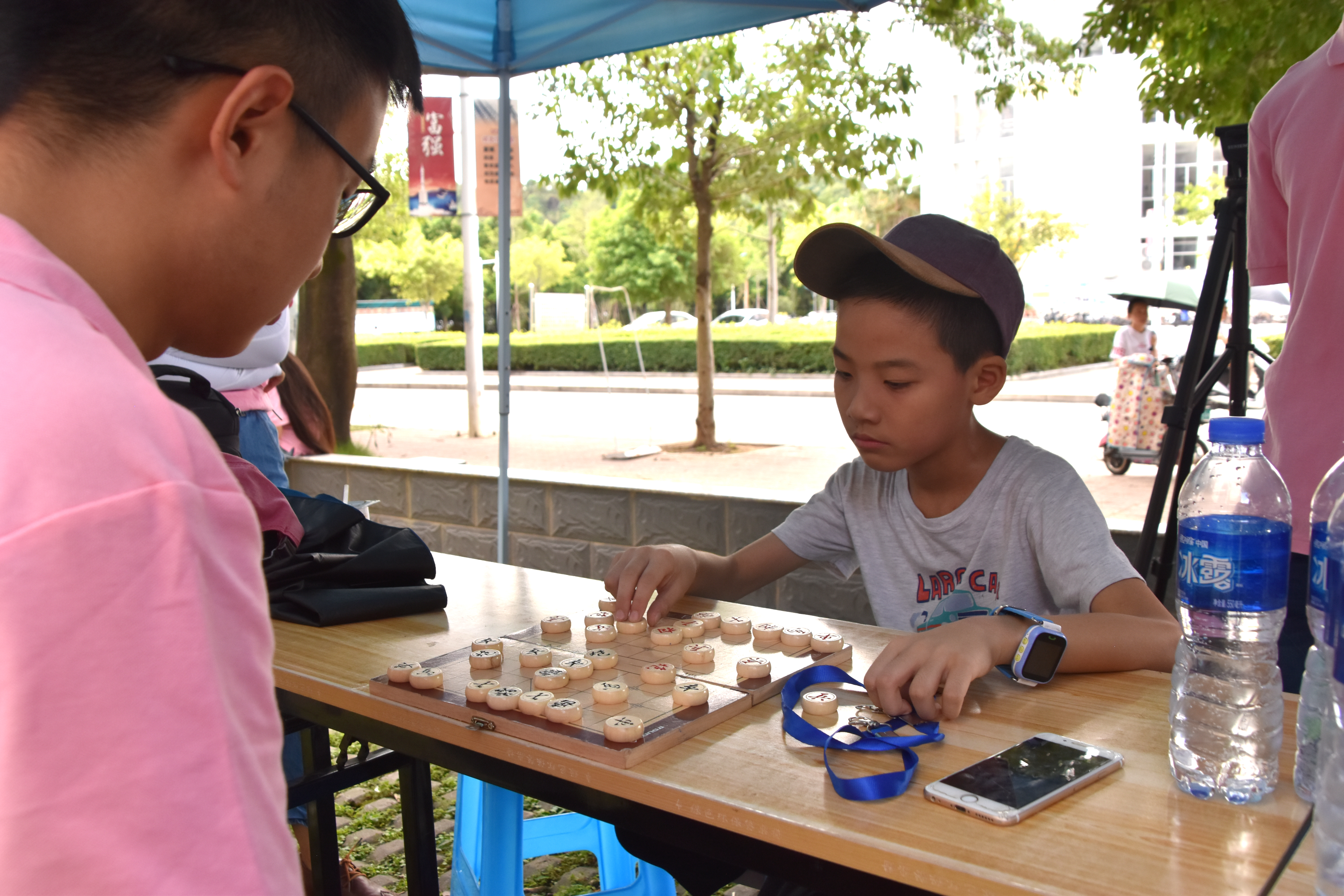 实践队队员与孩子下象棋